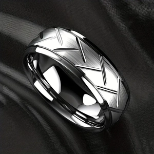 Anello da uomo in acciaio inossidabile nero spazzolato su sfondo di seta nera