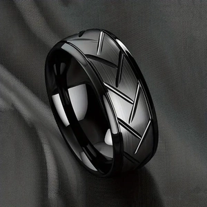 Anello da Uomo Moderno in Acciaio al Titanio Con Finitura Spazzolata Scanalature Diagonali Minimalista Nero Argento