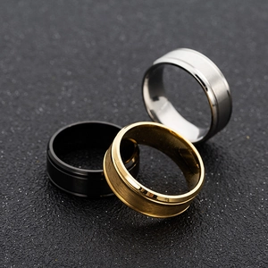 Details von 8mm matten abgeschrägten Ringen in Schwarz, Gold und Silber aus Edelstahl