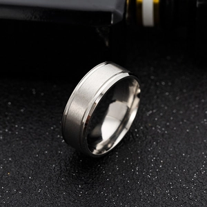 Nahaufnahme von 8mm Silber Edelstahlring mit gebürstetem Finish und polierten abgeschrägten Kanten
