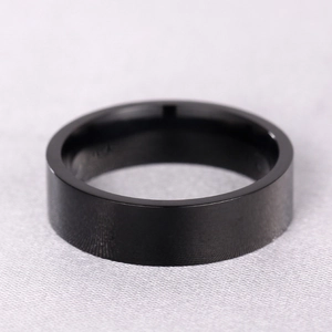 Makroaufnahme von 6mm schwarz beschichtetem Edelstahlring mit polierter Oberfläche