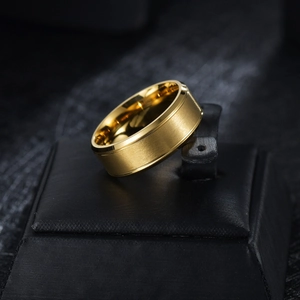 Detailansicht eines 8mm goldfarbenen Edelstahlrings mit polierten Schrägkanten