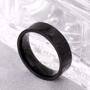 Nahaufnahme eines minimalistischen schwarzen Titanstahlrings mit spiegelglattem flachem Design