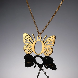 Macro-opname van gouden vlinderhanger met opengewerkte vleugels aan fijne O-ketting