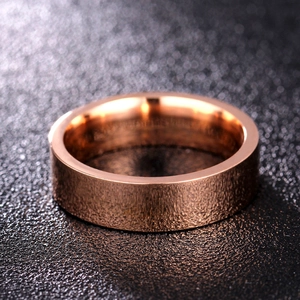 Makroaufnahme von roségoldenem Titanstahlring mit gebürsteter Außenseite und poliertem Innenband