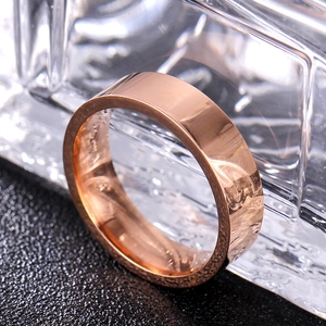Detailaufnahme eines 6mm roségoldenen Titanstahlrings mit spiegelpolierter Oberfläche