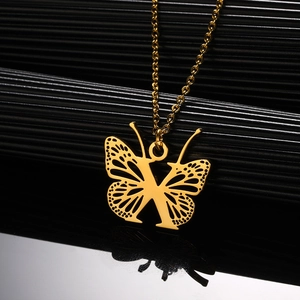 Macro-opname van de gouden vlinderhanger met lasergesneden vleugeldetails aan de ketting
