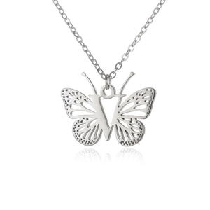 Detail van de holle vlinderhanger met de letter V aan een zilveren schakelketting