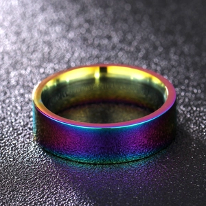 Detail eines Regenbogen-Titanstahlrings mit matter Außenseite und poliertem Innenband