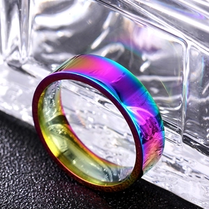 Makroaufnahme eines 6 mm regenbogenbeschichteten Titanstahlrings mit glatter Oberfläche