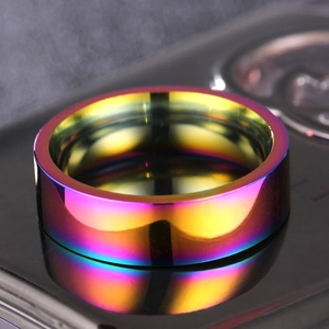 Makroaufnahme eines regenbogenfarbenen Edelstahlrings mit 6mm breitem flachem Band