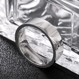 Makroaufnahme von 6mm poliertem Titanstahlring mit glatter Innenwölbung und Spiegelglanz