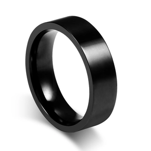Makro-Detail des 6mm schwarzen Titanstahl-Rings mit mattem Finish und glatter Innenwölbung