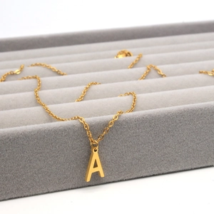 Elegante goldene Edelstahlhalskette mit einem minimalistischen Anhänger Buchstabe A
