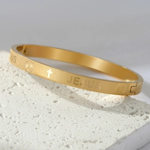 Bracelet jonc en acier titane doré avec gravure JESUS et croix sur finition mate