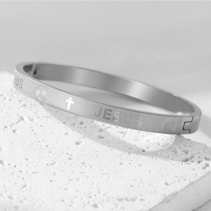 Vue détaillée du bracelet Jésus en acier titane argent avec croix et médaillon saint