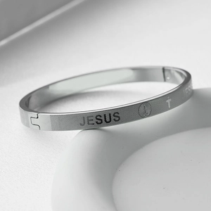 Détail du bracelet en acier argenté avec gravure JESUS et symboles de croix religieuse
