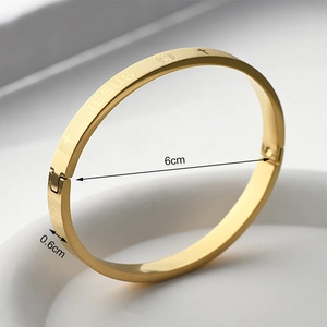 Vue macro du bracelet en acier titane doré de 0,6 cm avec gravure JESUS et croix