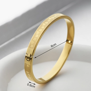 Detailed view of gold stainless steel heart pattern bracelet with 6cm inner diameter