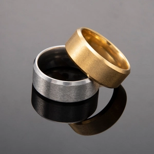 Anillos de acero inoxidable cepillado en oro y plata con textura mate minimalista