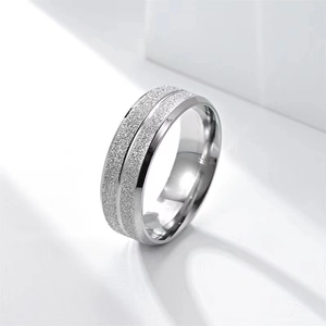 Bague classique 8mm en acier inoxydable argenté avec finition mate et rainure