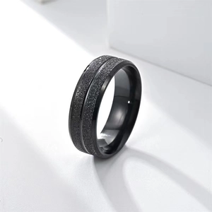 Bague homme 8mm noire en acier titane avec finition sablée double rangée et poli intérieur