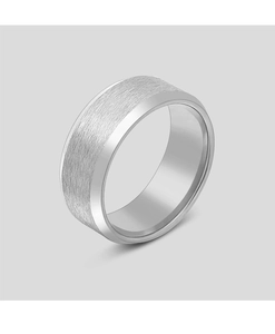 Primer plano de anillo de acero de titanio plateado con centro cepillado y bordes