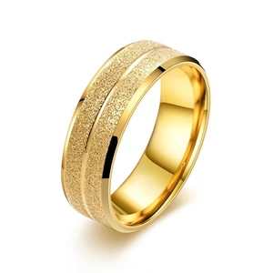 Bague plaquée or 8mm avec finition sablée mate et bords biseautés polis