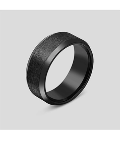 Vista macro de anillo para hombre en acero negro cepillado con detalle de borde biselado