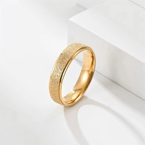Anello minimalista in acciaio al titanio dorato 6mm con finitura opaca e bordi a gradini