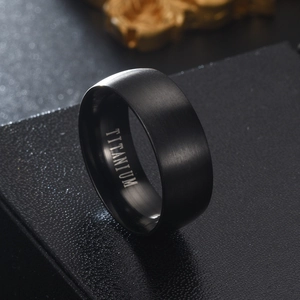 Détail d'une bague en titane noir brossé pour homme avec gravure TITANIUM interne