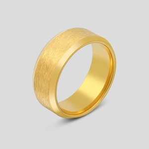 Anillo de acero de titanio cepillado dorado con bordes biselados pulidos y diseño sencillo