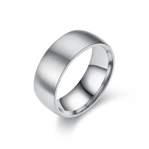 Bague pour homme en acier titane 8mm gris argent avec finition brossée et polie