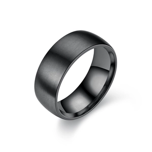 Détail macro d'une bague en titane noir 8mm avec finition brossée mate et bande intérieure polie