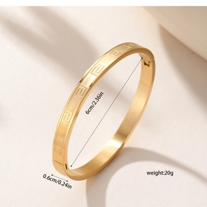 Makro-Detail des Gold-Edelstahlarmreifens mit Meandermuster und 6 cm Innendurchmesser