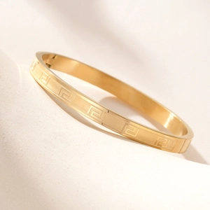 Goldenes Armband aus Titanstahl mit griechischem Muster und mattem Finish