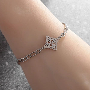 Detailansicht der Figaro-Armbandkette mit einem Hexenknoten-Anhänger aus Edelstahl