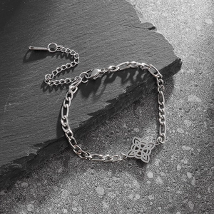Armband aus 304 Edelstahl Figaro-Kette mit Keltenknoten-Anhänger auf Steinuntergrund