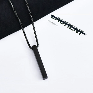 Detail eines minimalistischen schwarzen Rechteck-Anhängers mit glatter Boxkette