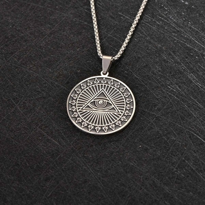 Detail van zilveren roestvrijstalen ketting met maçonniek alziend oog hanger