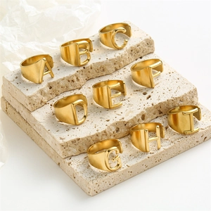 Bagues Initiales Alphabet 26 en Acier Inoxydable Minimaliste pour Femmes Bijoux de Bague Réglable en Or Argent avec Lettre Évidée Tendance Personnalisée