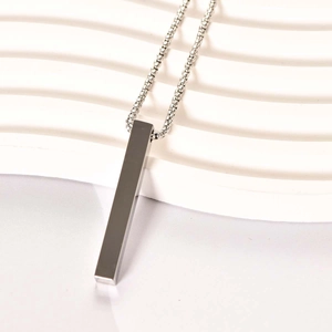 Minimalistische silberne Edelstahl-Halskette mit rechteckigem Anhänger und glatter Kette