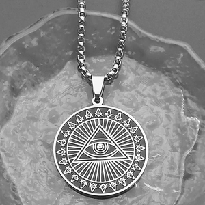 Macro-opname van Oog van de Voorzienigheid hanger met vrijmetselaars-symbolen aan ketting