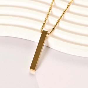 Minimalistische goldene Halskette mit rechteckigem Anhänger und eleganter Box-Kette
