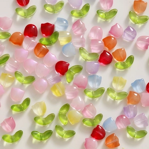 Gros plan de perles en verre tulipe et feuille translucides pour bracelets DIY