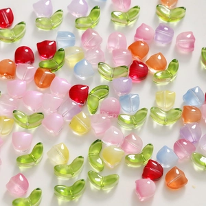 Vue macro de perles de tulipes et feuilles en verre translucide aux couleurs de bonbons