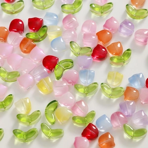 Détail de perles en verre en forme de tulipes et feuilles pour bijoux DIY femme