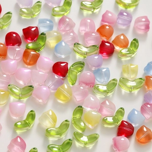 Gros plan de perles tulipes en verre translucide aux couleurs acidulées pour bijoux DIY