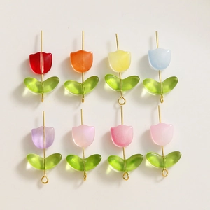 Détail de perles tulipes translucides en huit couleurs pour bijoux artisanaux DIY