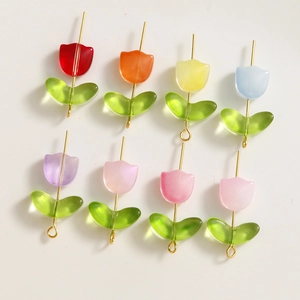 Gros plan de perles de tulipe en verre translucide avec crochets dorés pour bijoux